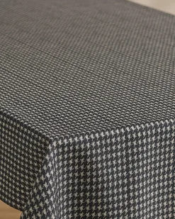 GEOMETRY Houndstooth Black Tablecloth