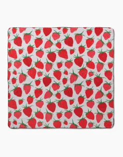 GEOMETRY Strawberry Sniff Plush Towel